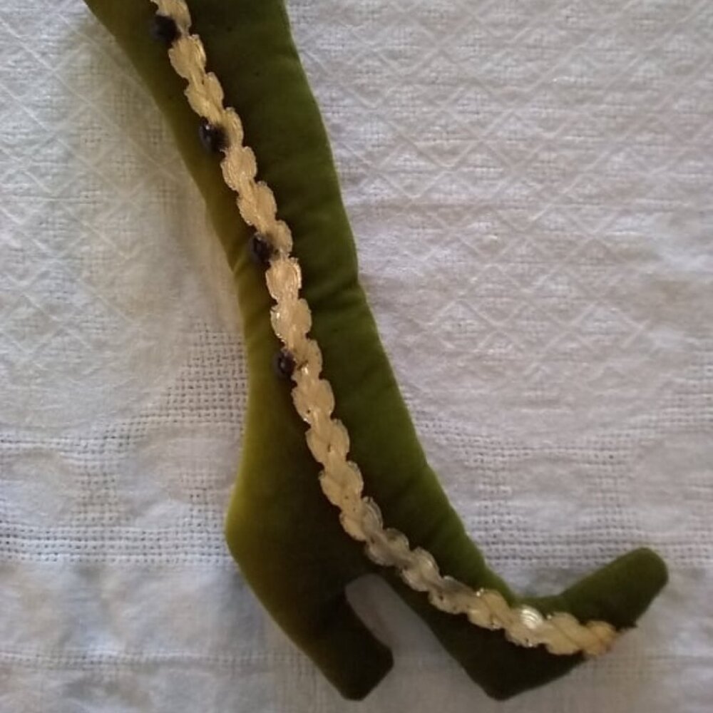 Green Velvet Vintage 1970s Pin Cushion Granny Boot Shape Perfect Sewist Gift